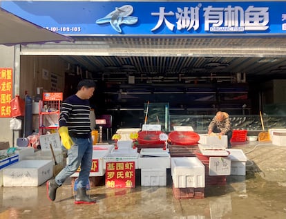 Un puesto del nuevo mercado de mariscos de Wuhan.