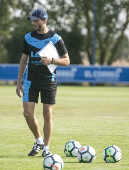 Luis Zubeldía, durante el entrenamiento Alavés este viernes.