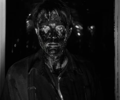 Robert Pattinson en un fotograma de la película 'El Faro', personificando a Thomas Howard, el guardián de un faro en Maine.