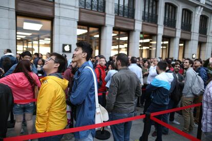 Unos 150 clientes esperan a primera hora de la mañana en la tienda de Apple.
