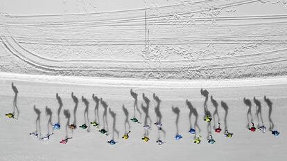 "Skating Shadows" de Vincent Riemersma, fotografía ganadora de la categoría 'sport'. El pelotón de patinaje sobre ruedas se proyectando sombras sobre el hielo del Weissensee austriaco, durante el maratón de Open Dutch Championships de más de 100 km.