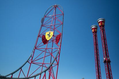 Red Force, la principal atracción de Ferrari Land, es el acelerador vertical más alto y rápido de Europa, ya que sube 112 metros y tiene una aceleración de 0 a 180 km/h en sólo cinco segundos.