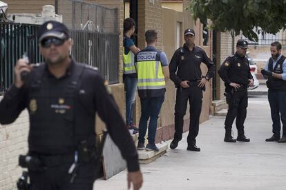 La Policía en el edificio donde vivían la víctima y su supuesto asesino, en Los Pajaritos (Sevilla).