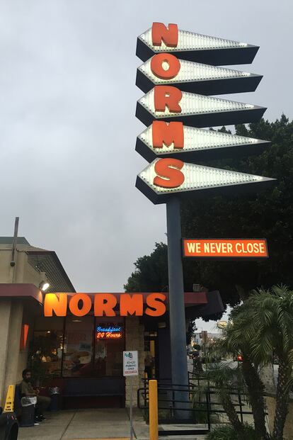 Los Ángeles. El Diner Norm’s, en Pico Boulevard, abre 24 horas siete días a la semana. 
