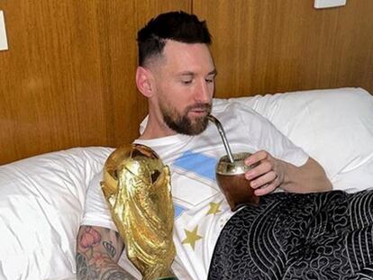 Leo Messi, en su cama con un mate y la copa del Mundo en una imagen compartida por él mismo.
