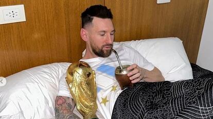 Leo Messi, en su cama con un mate y la copa del Mundo en una imagen compartida por él mismo.