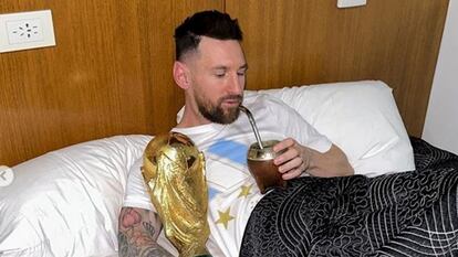 Leo Messi, en su cama con un mate y la copa del Mundo en una imagen compartida por él mismo.