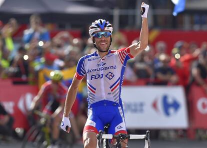 Thibaut Pinot celebra su victoria en la 19ª etapa de la Vuelta a España.