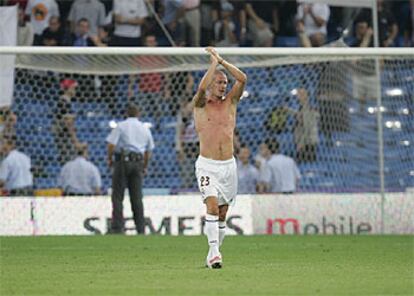 Beckham aplaude al público tras finalizar el partido.