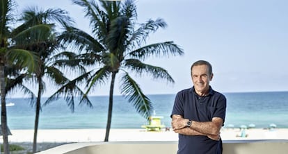 Andrés Oppenheimer, en la terraza de su apartamento frente a la playa de Miami Beach.