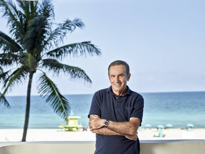 Andrés Oppenheimer, en la terraza de su apartamento frente a la playa de Miami Beach.