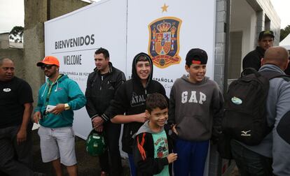 Aficionados brasileños a las puertas del centro donde entrena la selección
