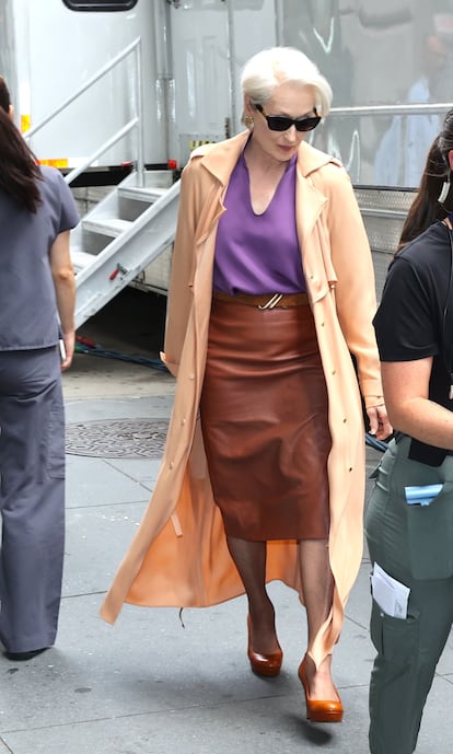 La primera imagen de Meryl Streep en el rodaje de El diablo viste de Prada 2 en ver la luz fue esta. Top de satén morado, falda midi de piel marrón con zapatos a juego y gabardina en tono melocotón recuerdan a la sofisticación del personaje en la primera
entrega, más aún si tenemos en cuenta el detalle de las gafas de sol oscuras, complemento indispensable de una Miranda que, según se ha especulado desde el estreno de la cinta, está basada en la poderosa Anna Wintour (que, por cierto, acaba de retirarse como directora de la edición estadounidense de 'Vogue').