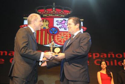 Borja Prado recibe el premio de manos de Julio Domingo de Soto, presidente de la Cámara de Comercio española en Chile.