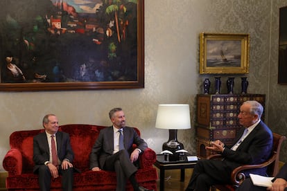 El presidente portugués, Marcelo Rebelo de Sousa, recibe en su residencia oficial a la delegación socialista, encabezada por su líder, Pedro Nuno Santos (en el centro).