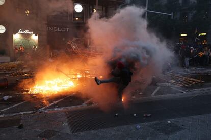 Manifestantes durante os incidentes em Barcelona.