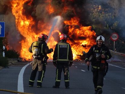 Los Bomberos intervienen en el incendio de un camión en la A-23 que ha obligado a confinar a la población de Soneja (Castellón).