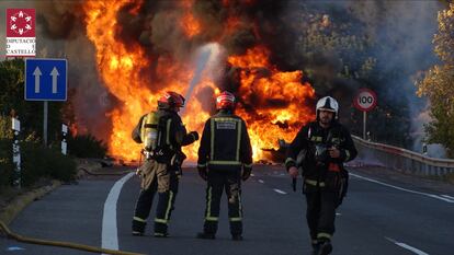 Los Bomberos intervienen en el incendio de un camión en la A-23 que ha obligado a confinar a la población de Soneja (Castellón).
