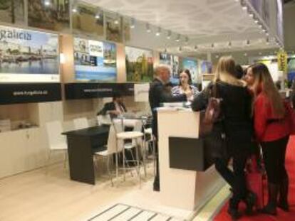 Un stand de la Feria Internacional de Turismo de Moscú (MITT 2014) ofrece información a los visitantes sobre Galicia, que desvela sus misterios milenarios y apuesta por el Camino de Santiago para abrirse al pujante sector de viajeros rusos en la segunda jornada de la feria que se celebra en la capital rusa.