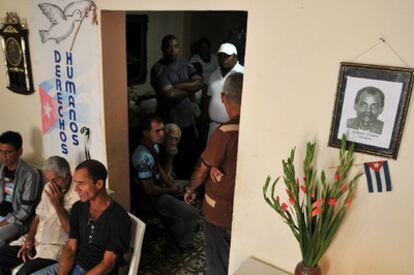 Un grupo de disidentes se reunió ayer en la casa de Laura Pollán, líder de las Damas de Blanco, en La Habana.