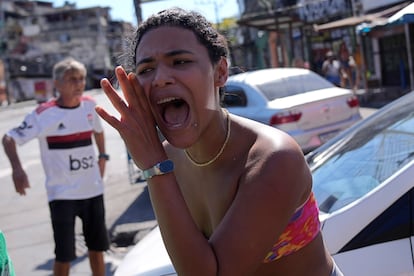 Una mujer grita en protesta a la acción policial, en la favela Alemão, Rio de Janeiro (Brasil).