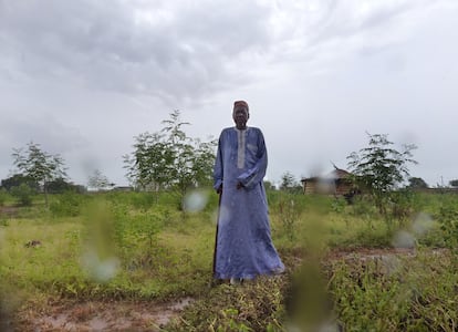 Demba Diallo en el proyecto de Toulou Keur de Kanel, este septiembre durante la época de lluvias. 