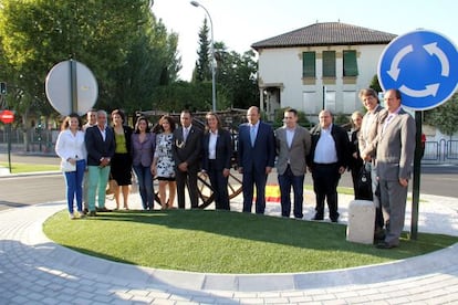 Catorce representantes políticos ocupan todo el diámetro de una rotonda en Alhendín (Granada) el pasado día 11 de octubre en su inauguración.