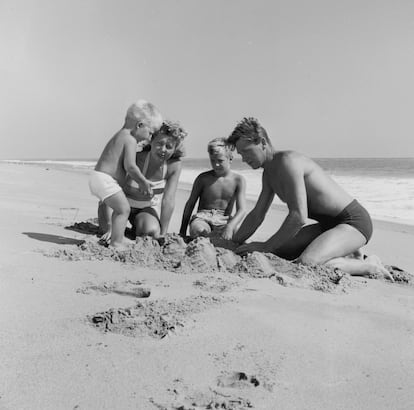 Lloyd Bridges con su esposa, Dorothy Simpson, y sus hijos Jeff (a la izquierda) and Beau.