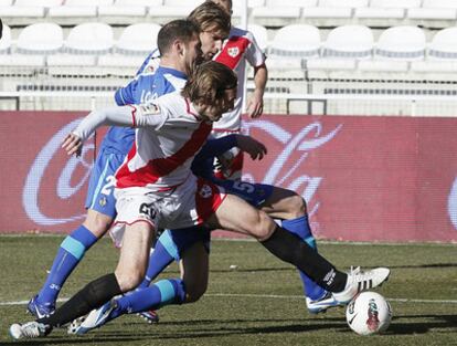 Michu pelea un balón ante la zaga del Getafe.