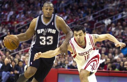 Diaw, de los Spurs, protege el balón de Delfino, de los Rockets.