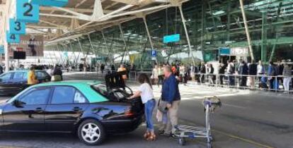 Parada de taxis en el aeropuerto de Lisboa.