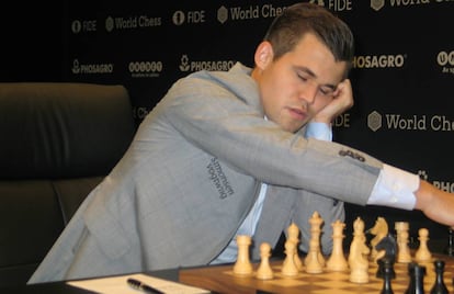 Magnus Carlsen, durante la apertura de la sexta partida