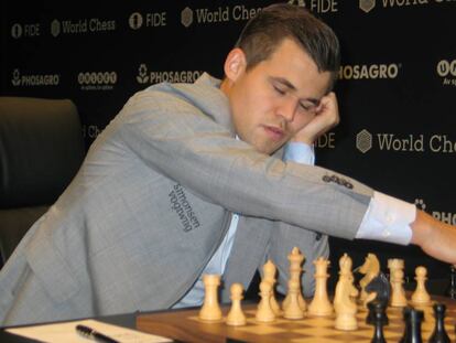 Magnus Carlsen, durante la apertura de la sexta partida