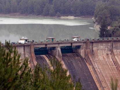 Vista del embalse de Guadalest (Alicante) tras las últimas lluvias caídas en la zona.