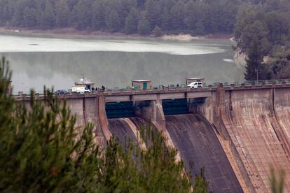 Vista del embalse de Guadalest (Alicante) tras las últimas lluvias caídas en la zona.