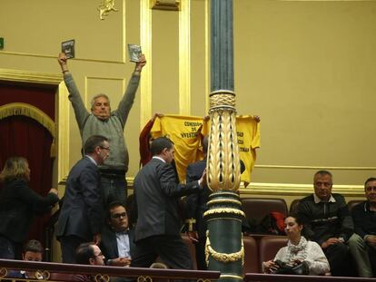 Familiatres de v&iacute;ctimas del accidente de Angrois protestan desde la tribuna de invitados del Congreso, en abril de 2016.