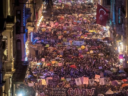 Miles de personas se manifiestan por una de las principales avenidas de Estambul (Turquía), este jueves.