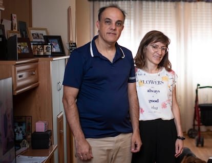 Paloma Delgado y Ángel Cabello, en su casa de la localidad madrileña de Alcorcón.