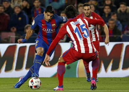 Luis Suarez y Stefan Savic durante el partido.