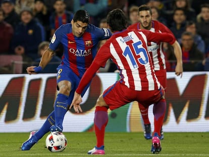 Luis Suarez y Stefan Savic durante el partido.