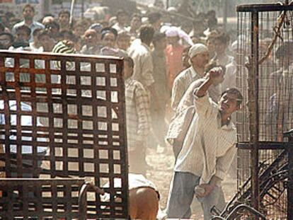 Violentos incidentes en la India: Miles de hindúes protestan y lanzan piedras a la comunidad musulmana en Ahmedabad. PLANO CONJUNTO - ESCENA