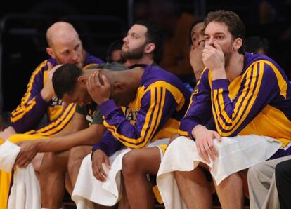 Pau Gasol y sus compañeros, cariacontecidos.