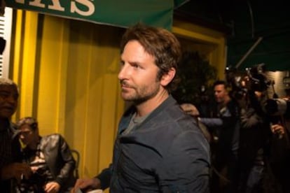 Bradley Cooper a la entrada de la sala Troubadour para asistir el pasado 1 de abril al concierto de Guns N' Roses.