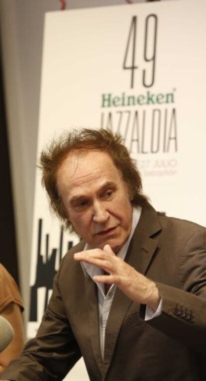 El líder de The Kinks, Ray Davies, atiende a los medios este martes en San Sebastián.