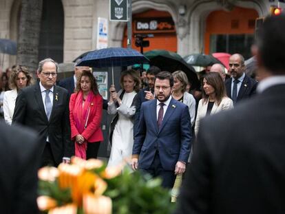 El presidente catalán, Quim Torra (I), junto al vicepresidente Pere Aragonès (D) durante la ofrenda.