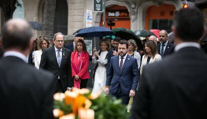 El presidente catalán, Quim Torra (I), junto al vicepresidente Pere Aragonès (D) durante la ofrenda.