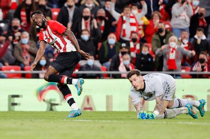 Iñaki Williams marca el segundo gol ante Daniel Cárdenas.