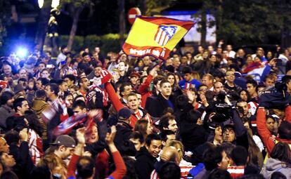 Los seguidores del Atltico de Madrid celebran la consecucin de la Copa del Rey en la plaza de Neptuno