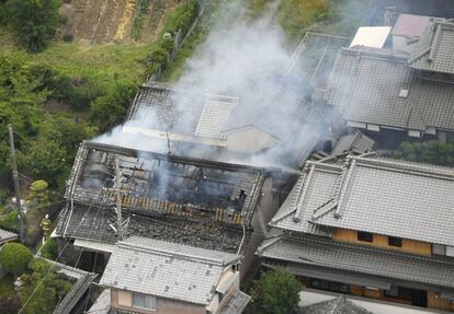 Una columna de humo sale de un edificio de Takatsuki, el 18 de junio de 2018.