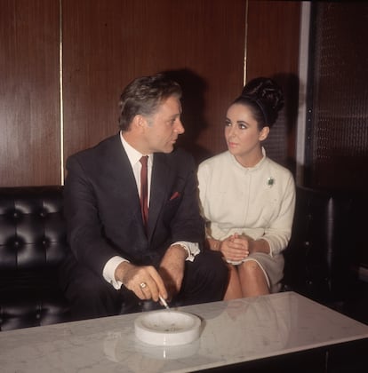 Richard Burton y Elizabeth Taylor, aquí fotografiados en Londres en 1962, no fueron la primera pareja de Hollywood que suscitaba interés, pero sí la primera en convertirse en un fenómeno lucrativo dentro y fuera de la pantalla que fascinaba a la prensa y al público.